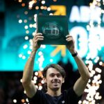 Alex de Minaur z Austrálie je držiteľom trofeje pre víťazov po tom, čo porazil Felixa Augera-Aliassime z Kanady vo finále mužskej dvojhry ABN AMRO Open v Rotterdame Ahoy