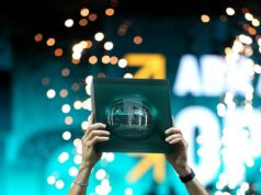 Drzý odkaz Katie Boulterovej pre snúbenicu Alex de Minaur, keď Austrálčan KONEČNE prekonal sucho v rotterdamskom titule Alex de Minaur z Austrálie je držiteľom trofeje pre víťazov po tom, čo porazil Felixa Augera-Aliassime z Kanady vo finále mužskej dvojhry ABN AMRO Open v Rotterdame Ahoy