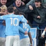 Bernardo Silva (vpravo) z Manchestru City a manažér Pep Guardiola