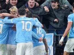 Duo Man City získalo pred letnými rozhodnutiami o prestupoch 17,8 milióna libier Bernardo Silva (vpravo) z Manchestru City a manažér Pep Guardiola