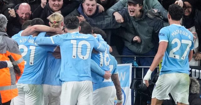 Bernardo Silva (vpravo) z Manchestru City a manažér Pep Guardiola