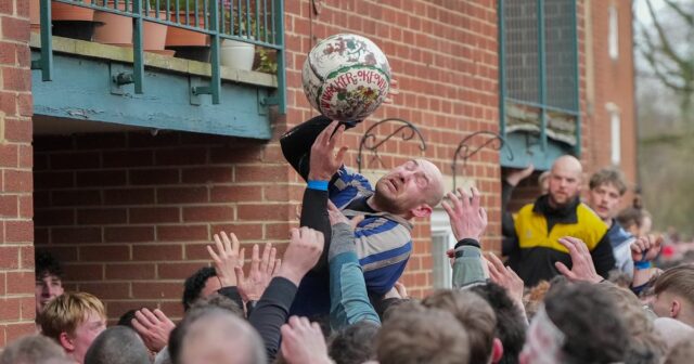 Dvojdňový „najšialenejší futbalový zápas sveta“ má stovky hráčov a góly Dvojdňový „najšialenejší futbalový zápas sveta“ má stovky hráčov a góly tri míle od seba