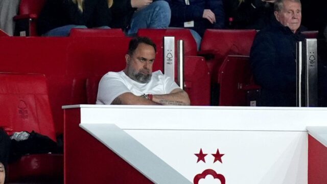 Dyche vrece prichádza ako „zúrivý“ Marinakis „zúfalo“ chce pristáť šéfa PL ako jeho náhradu za Forest
