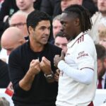 Mikel Arteta, manažér Arsenalu, sa rozpráva s Eberechim Ezem z Arsenalu predtým, ako bude vystriedaný počas zápasu Premier League medzi Liverpoolom a Arsenalom na Anfielde 31. augusta 2025 v Liverpoole v Anglicku.