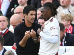 Eberechi Eze prichádza k záveru Mikela Artetu, keď Arsenal vyhlásil odchod Mikel Arteta, manažér Arsenalu, sa rozpráva s Eberechim Ezem z Arsenalu predtým, ako bude vystriedaný počas zápasu Premier League medzi Liverpoolom a Arsenalom na Anfielde 31. augusta 2025 v Liverpoole v Anglicku.