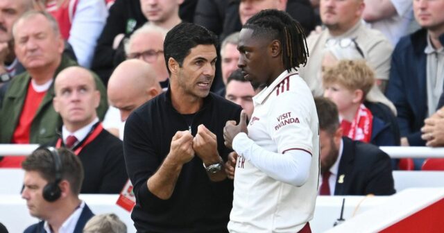 Eberechi Eze prichádza k záveru Mikela Artetu, keď Arsenal vyhlásil Mikel Arteta, manažér Arsenalu, sa rozpráva s Eberechim Ezem z Arsenalu predtým, ako bude vystriedaný počas zápasu Premier League medzi Liverpoolom a Arsenalom na Anfielde 31. augusta 2025 v Liverpoole v Anglicku.