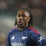 Eze stojí s rukami v bok.