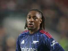 Eberechi Eze „vyzeral stratený“ proti Brentfordu, keď sa problém Arsenalu vyjasnil Eze stojí s rukami v bok.