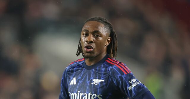 Eberechi Eze „vyzeral stratený“ proti Brentfordu, keď sa problém Arsenalu Eze stojí s rukami v bok.