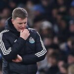 Eddie Howe reaguje počas semifinálového zápasu druhého kola Carabao Cupu medzi Manchester City a Newcastle United na Etihad Stadium.