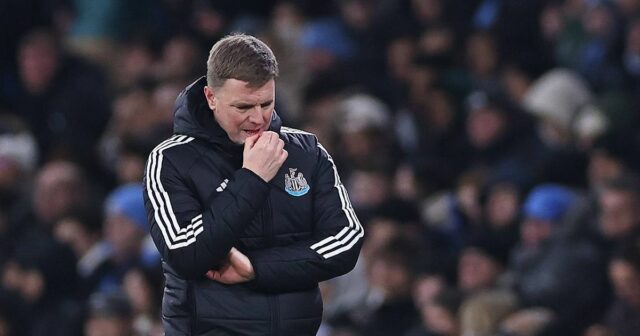 Eddie Howe reaguje počas semifinálového zápasu druhého kola Carabao Cupu medzi Manchester City a Newcastle United na Etihad Stadium. 