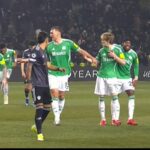 Dan Burn sa počas ich sporu dostal medzi Kieran Trippier (vľavo) a Anthony Gordon (tretí zľava).