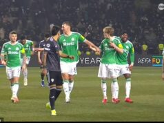 Eddie Howe prelomil mlčanie o penaltovom rozstrele Anthonyho Gordona s Kieranom Trippierom… a vyniesol verdikt o novej úlohe Nicka Woltemadea v Newcastle: NAŽIVO TLAČOVÉ KONFERENCIE PREMIER LEAGUE Dan Burn sa počas ich sporu dostal medzi Kieran Trippier (vľavo) a Anthony Gordon (tretí zľava).