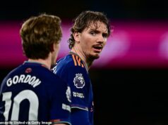 Eddie Howe trvá na tom, že zmena roly Nicka Wolteho by nemala poškodiť šance útočníka Newcastlu na účasť na majstrovstvách sveta vo výške 69 miliónov libier ako nemecká 9. Eddie Howe trvá na tom, že premena Nicka Woltemadeho na stredopoliara by nemala poškodiť jeho šance dostať sa na majstrovstvá sveta ako nemecká deviatka.