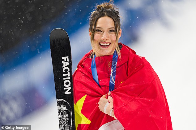 Eileen Gu hovorí, že bola „fyzicky napadnutá“ za rozhodnutie súťažiť Strieborná medailistka Ailing Eileen Gu z tímu Čínskej ľudovej republiky pózuje na fotke