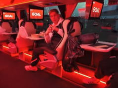 Emile Smith Rowe ukazuje skutočné farby Arsenalu, keď bývalý kanonier mieri do Tottenhamu v tímovom autobuse Emile Smith Rowe bol natočený pri oslave víťazstva Arsenalu nad Tottenhamom v tímovom autobuse Fulhamu.