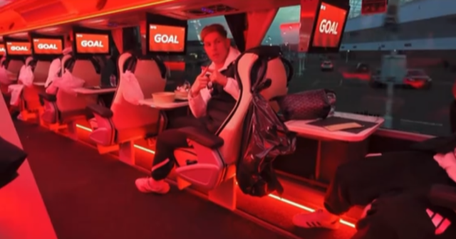 Emile Smith Rowe bol natočený pri oslave víťazstva Arsenalu nad Tottenhamom v tímovom autobuse Fulhamu.