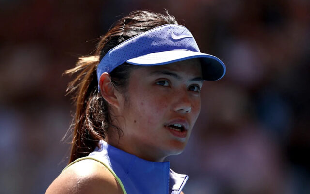 Emma Raducanu porazila Greet Minnenovú v dvoch setoch na Transylvania Open
