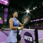 Emma Raducanu vyhrala svoj prvý zápas od rozchodu s trénerom Francisom Roigom - v pondelok na Transylvania Open vyhrala nad Belgičankou Greet Minnenovou v priamych setoch.