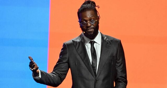 Emmanuel Adebayor vysvetľuje, kde existujú záväzky Toolbox a Tottenham|Futbal|Športová aktivita 
