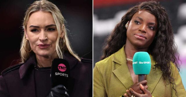 Jednotlivec s kučeravými vlasmi sedí na oranžovej stoličke na modrom pozadí a zdá sa, že je zapojený do rozhovoru.