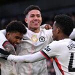 Enzo Fernandez z Chelsea oslavuje strelenie tretieho gólu svojho tímu so spoluhráčmi Andreym Santosom a Estevaom počas zápasu Premier League medzi Crystal Palace a Chelsea v Selhurst Park 25. januára 2026 v Londýne v Anglicku.