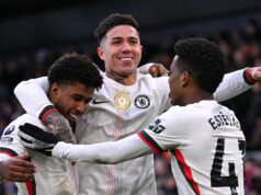 Enzo Fernandez ukazuje skutočné farby, keď hviezda Chelsea odpáli Estevao posolstvo pred súbojom s Arsenalom Enzo Fernandez z Chelsea oslavuje strelenie tretieho gólu svojho tímu so spoluhráčmi Andreym Santosom a Estevaom počas zápasu Premier League medzi Crystal Palace a Chelsea v Selhurst Park 25. januára 2026 v Londýne v Anglicku.