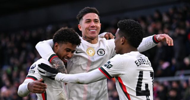 Enzo Fernandez z Chelsea oslavuje strelenie tretieho gólu svojho tímu so spoluhráčmi Andreym Santosom a Estevaom počas zápasu Premier League medzi Crystal Palace a Chelsea v Selhurst Park 25. januára 2026 v Londýne v Anglicku.