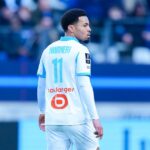 Ethan Nwaneri z Olympique de Marseille sa pozerá na zápas McDonald's Ligue 1 medzi Paris FC a Olympique de Marseille.