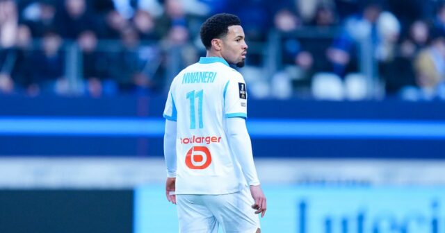 Ethan Nwaneri z Olympique de Marseille sa pozerá na zápas McDonald's Ligue 1 medzi Paris FC a Olympique de Marseille.