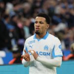 MARSEILLE, FRANCÚZSKO – 24. JANUÁRA: Ethan Nwaneri č. 11 z Olympique de Marseille oslavuje svoj prvý gól počas zápasu Ligue 1 McDonald's medzi Olympique de Marseille a RC Lens na Stade Vélodrome 24. januára 2026 vo francúzskom Marseille. (Foto: Xavier Laine/Getty Images)