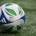 Everton oficiálne podpísal krídelníka Chelsea spojeného s Manchestrom United