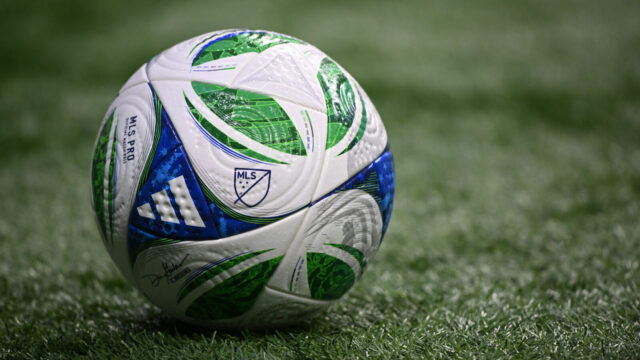 Everton oficiálne podpísal krídelníka Chelsea spojeného s Manchestrom United
