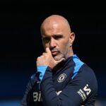 Enzo Maresca sa pozerá.