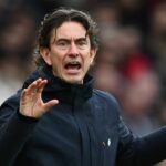 Manažér Tottenhamu Thomas Frank počas zápasu Premier League medzi Manchestrom United a Tottenhamom Hotspur na Old Trafford