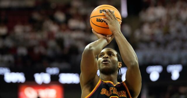 Ezra Ausar pomáha USC držať sa víťazstva nad bojujúcim Rutgersom
