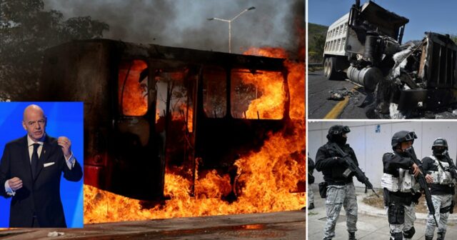 FIFA nemá inú možnosť, ako odobrať Mexiku zápasy majstrovstiev sveta Vojak stojí na stráži pri spálenom vozidle