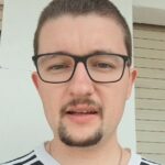 Frank Ilett, 29, ktorý žije v Španielsku, je videný krátko po tom, čo bol naposledy podstrihnutý v októbri 2024. Sľúbil, že si neostrihá vlasy, kým jeho problémový tím nevyhrá päť zápasov v rade.