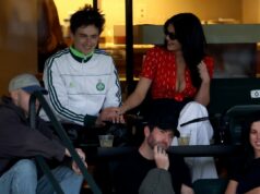 Fanúšik Saint-Étienne Timothée Chalamet napísal „Down with Lyon“ na tričko OL Fanúšik Saint-Étienne Timothée Chalamet napísal „Down with Lyon“ na tričko OL