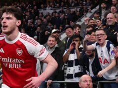 Fanúšik Tottenhamu sa pokúša zosmiešniť Declana Ricea obrázkom jeho partnera pri odpornom incidente Declanovi Riceovi sa posmieval fanúšik Tottenhamu (nie je na obrázku) pri odpornom incidente