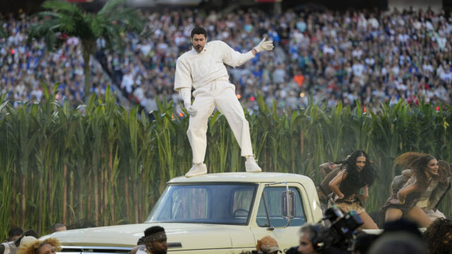 Fanúšikom Cristiana Ronalda sa nebude páčiť gesto Bad Bunnyho na adresu Lionela Messiho
