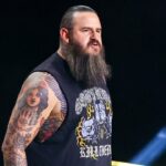 Fanúšikovia AEW počas zápasu skandujú „f--- ICE“.