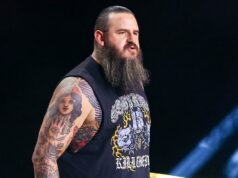 Fanúšikovia AEW počas zápasu skandujú „f— ICE“. Fanúšikovia AEW počas zápasu skandujú „f--- ICE“.