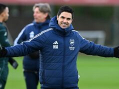 Fanúšikovia Arsenalu sa potešili ako zabudnutého muža, ktorého zbadali na tréningu uprostred útoku na titul Mikel Arteta na tréningu