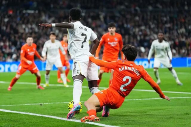 Fanúšikovia Barcelony pokračujú v rozhorčení nad rozhodcovským konaním po tom, Fanúšikovia Barcelony pokračujú v rozhorčení nad rozhodcovským konaním po tom, čo Real Madrid 4:1 Real Sociedad