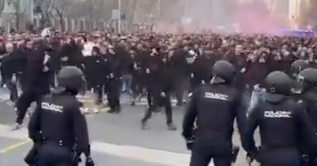 Fanúšikovia Benficy sa pred zápasom Realu Madrid v násilných scénach Fanúšikovia Benficy sa pred zápasom Realu Madrid v násilných scénach stretnú so španielskou políciou