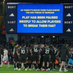 Fanúšikovia Leeds United sa hromadne posmievali, keď traja hráči Manchestru City počas sobotňajšieho stretu na Elland Road pripomenuli islamský svätý mesiac ramadán.