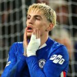 Fanúšikovia sa vysmievajú Alejandrovi Garnachovi po tom, čo jeho drzé kopanie do starého klubu Man United zlyhalo