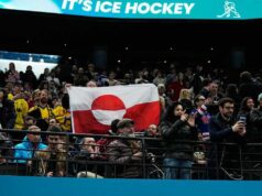 Fanúšikovia vztyčujú vlajku Grónska na protest proti víťazstvu USA na olympijských hrách nad Dánskom Fanúšikovia vztyčujú vlajku Grónska na protest proti víťazstvu USA na olympijských hrách nad Dánskom