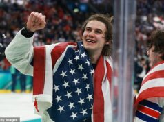 Fanúšikovia zúria pre amerického hrdinu Jacka Hughesa, keď je odhalená jeho obeta na zimných olympijských hrách pre zlato Strelec víťazného gólu Jack Hughes prišiel počas olympijského víťazstva USA o predné zuby
